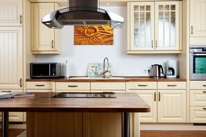 Een koelkast, een microgolfoven, een oven, een kookplaat