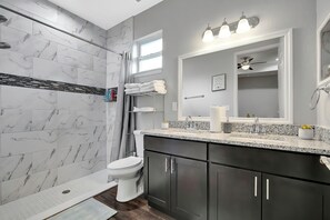 Shower, hair dryer, towels, soap - Perfect Getaway Home, Close to Rainbow Springs! (Citrus Springs)