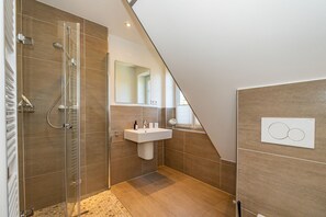 Dusche, Haartrockner, Handtücher