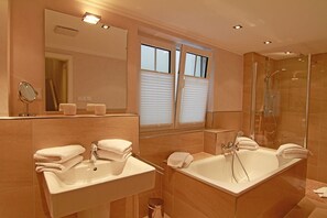 Douche, sèche-cheveux, serviettes fournies