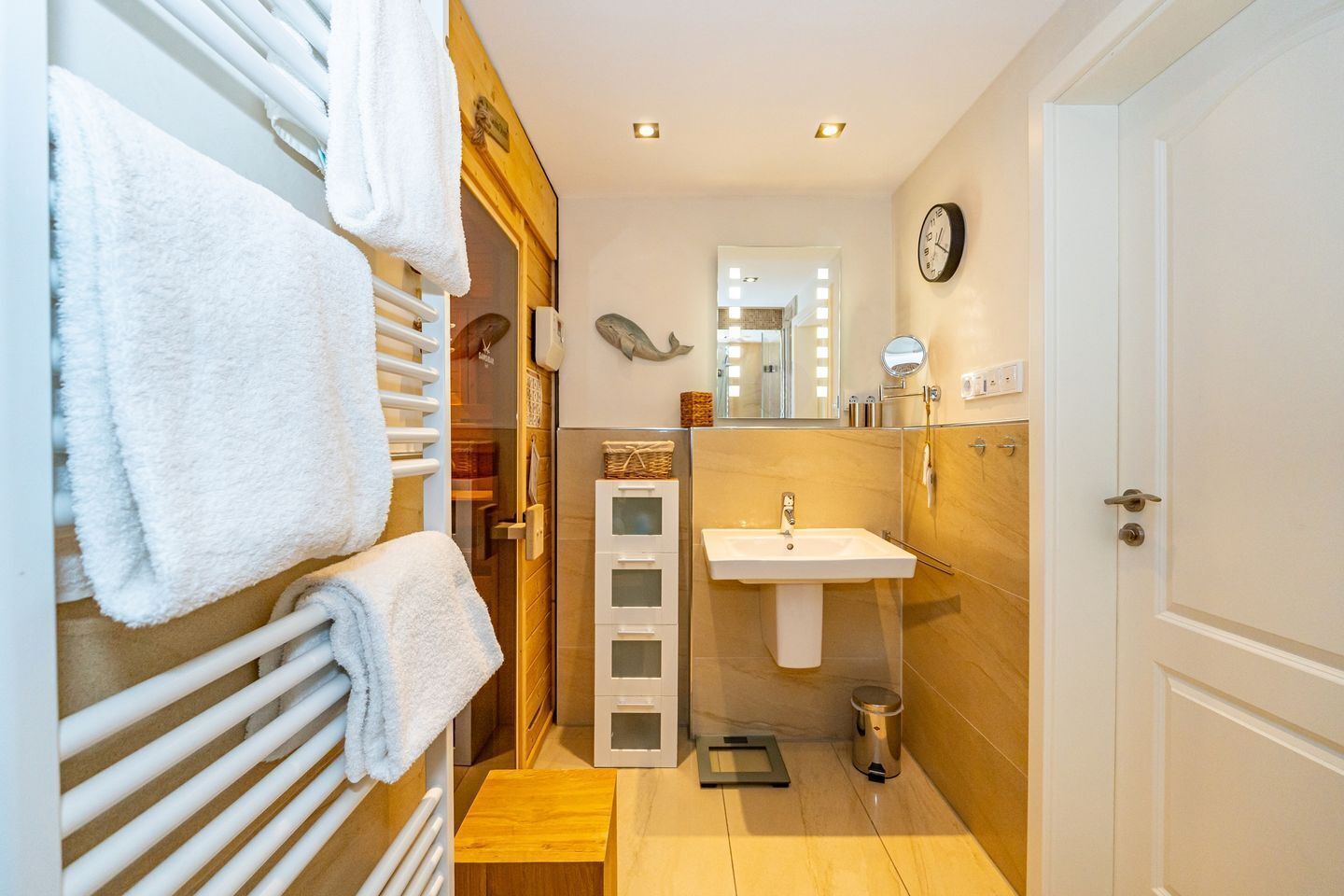 Ein Badezimmer mit Waschbecken, Spiegel und Handtuchhalter.