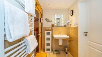 Ein Badezimmer mit Waschbecken, Spiegel und Handtuchhalter.