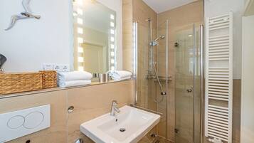 Shower, hair dryer, towels