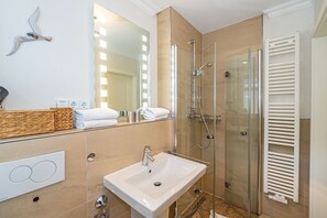Douche, séchoir à cheveux, serviettes fournies
