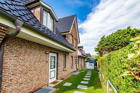 Unclassified image, 1 of 22, button