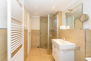 Shower, hair dryer, towels