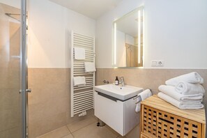 Een douche, een haardroger, handdoeken