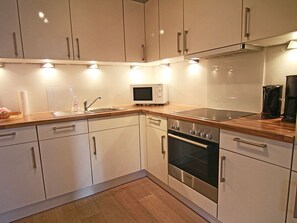 Frigorífico, microondas, horno y placa de cocina
