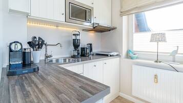 Réfrigérateur, micro-ondes, plaque de cuisson, lave-vaisselle