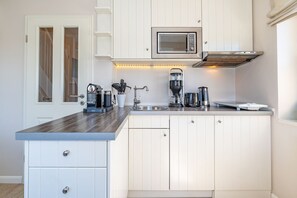 Réfrigérateur, micro-ondes, plaque de cuisson, lave-vaisselle
