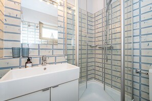 Dusche, Haartrockner, Handtücher