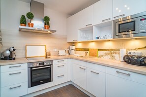 Fridge, microwave, oven, stovetop - Beach Suite, App. 2 - Nah am Meer- Sand im Haar und Salz in der Luft (Sylt)