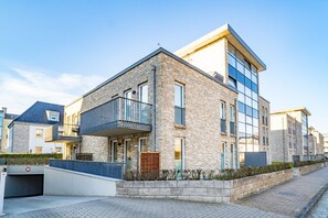 Unclassified image, 2 of 12, button