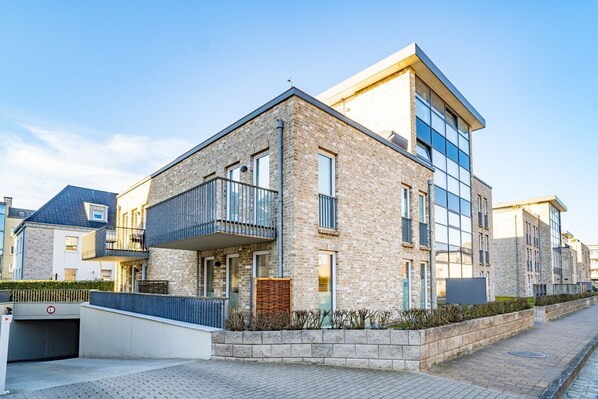 صورة غير مصنفة، 1 من 12، زرّ