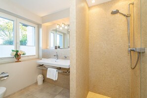 Shower, hair dryer, towels - Winterhuus - Fantastic vacation home with garden and sauna in the south of (Sylt)