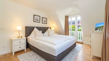 3 bedrooms, desk, iron/ironing board, WiFi