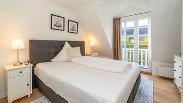 3 bedrooms, desk, iron/ironing board, WiFi