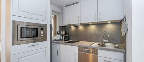 Coffee/tea maker, fridge, microwave, stovetop