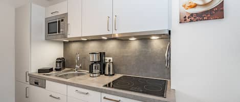 Kühlschrank, Mikrowelle, Herdplatte, Geschirrspüler