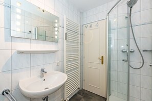 Dusche, Haartrockner, Handtücher