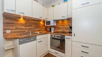 Wasserkocher mit Kaffee-/Teezubehör, Kühlschrank, Mikrowelle, Ofen