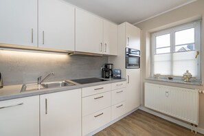 Frigorífico, horno, placa de cocina y lavavajillas