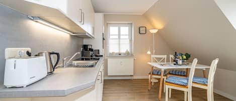 Coffee/tea maker, fridge, oven, stovetop