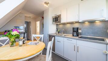 Réfrigérateur, micro-ondes, plaque de cuisson, lave-vaisselle