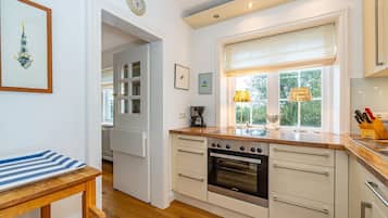 Kylskåp, mikrovågsugn, ugn och spishäll