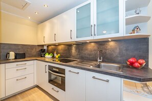 Fridge, oven, stovetop, dishwasher