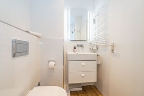 Douche, sèche-cheveux, serviettes fournies