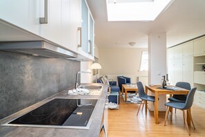 Fridge, oven, stovetop, dishwasher