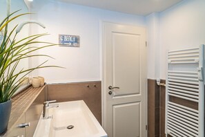 Shower, hair dryer, towels - Strandmuschel App. 309 - Kleine, Geschmackvoll Eingerichtete Wohnung in Westerland, Direkt am (Sylt)