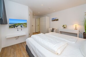 2 bedrooms, desk, WiFi, bed sheets