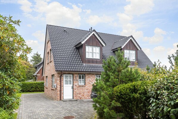 Unclassified image, 1 of 40, button