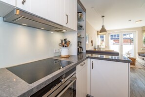 冷蔵庫、電子レンジ、オーブン、コンロ