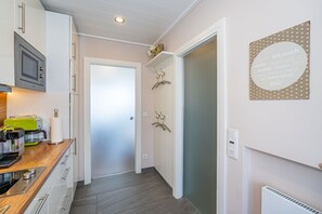 Kaffetrakter/tekoker, kjøleskap, mikrobølgeovn og kokeplater