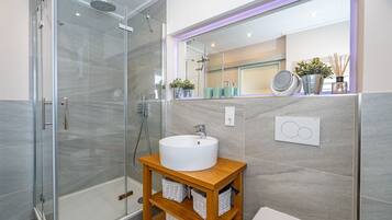 Dusche, Haartrockner, Handtücher