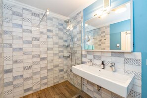 Shower, hair dryer, towels