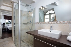 Dusche, Haartrockner, Handtücher