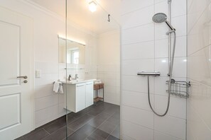Douche, séchoir à cheveux, serviettes fournies