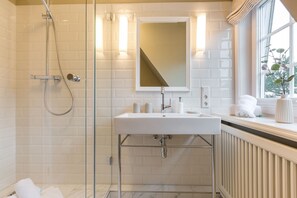 Douche, sèche-cheveux, serviettes fournies