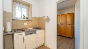 Køleskab, kogeplade, opvaskemaskine, kaffe-/temaskine