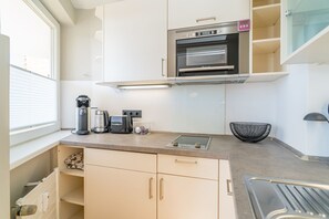 Fridge, microwave, stovetop, dishwasher - Strandnest - Stylische, Neue Wohnung in Strandnähe (Sylt)