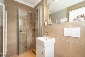 Dusche, Haartrockner, Handtücher
