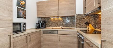 Fridge, microwave, oven, stovetop