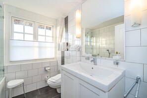 Douche, séchoir à cheveux, serviettes fournies