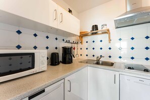 Coffee/tea maker, fridge, microwave, stovetop - Seestern - Maritime Wohnung mit Meerblick und Balkon (Sylt)
