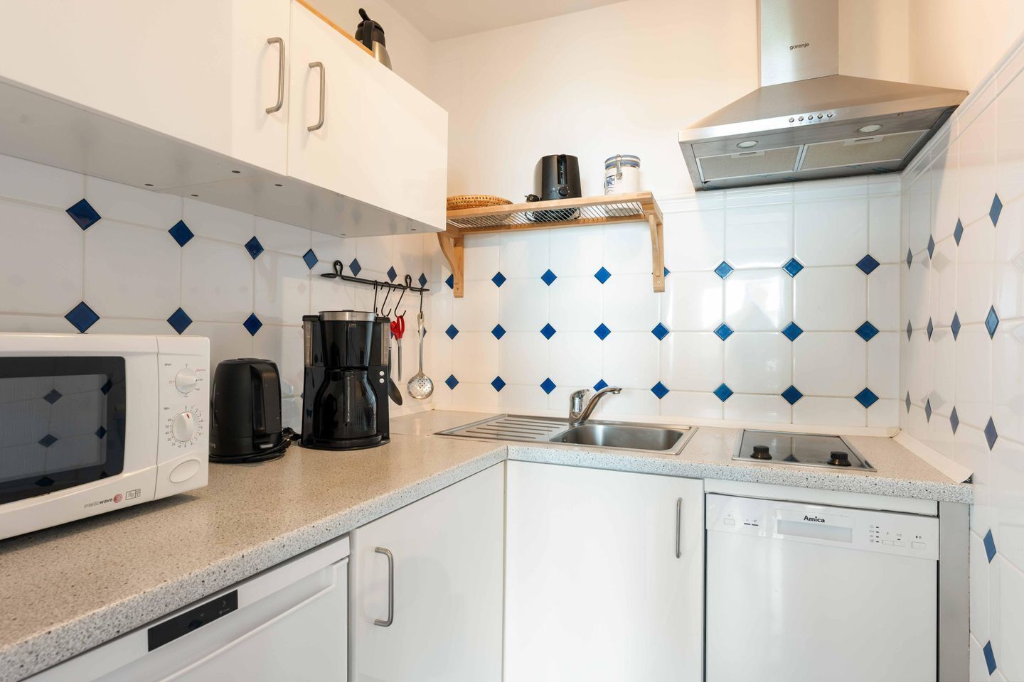 Coffee/tea maker, fridge, microwave, stovetop