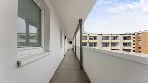 A narrow balcony with a window and a view of adjacent buildings. - Seestern - Maritime Wohnung mit Meerblick und Balkon (Sylt)